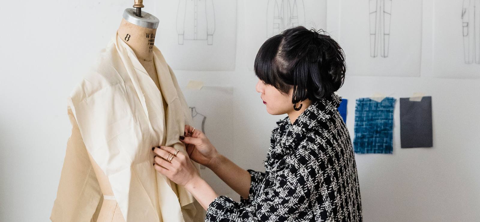 Styliste ajustant une toile sur un mannequin de couture