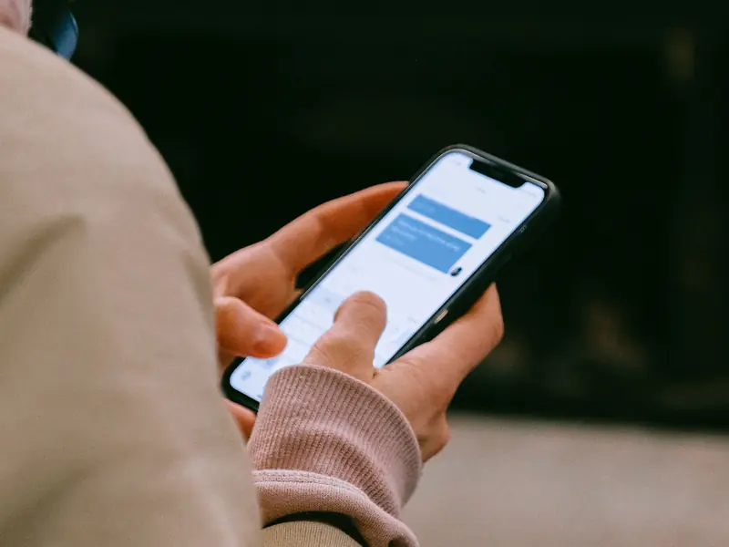 Personne lisant des SMS sur son téléphone