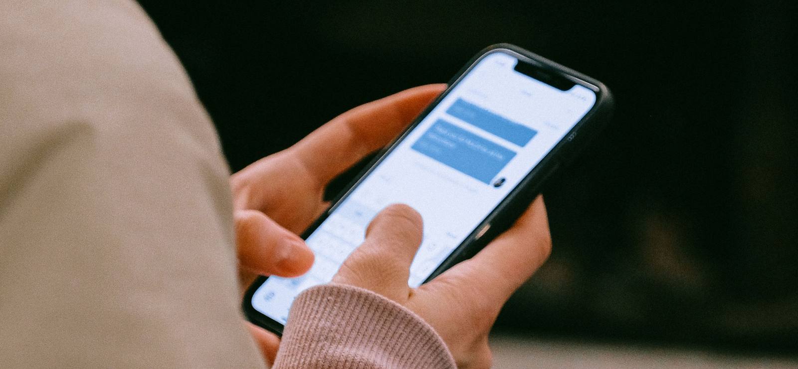 Personne lisant des SMS sur son téléphone
