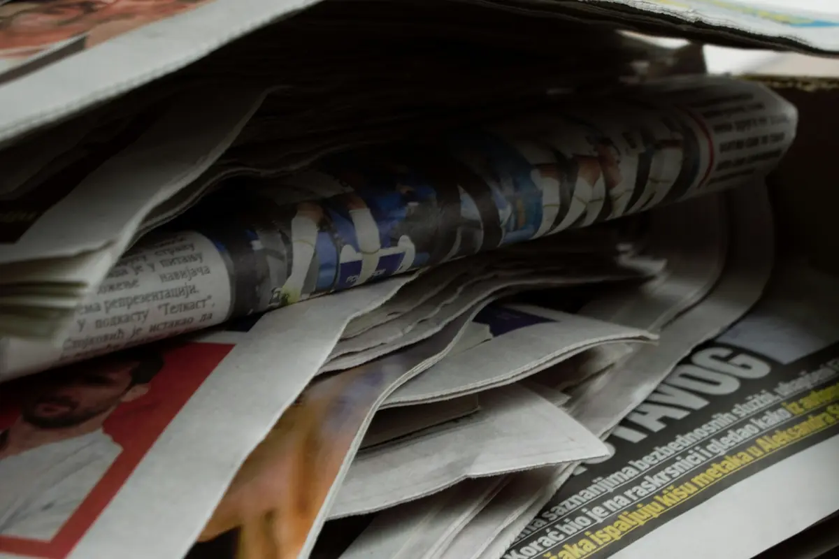Pile de journaux vue de près