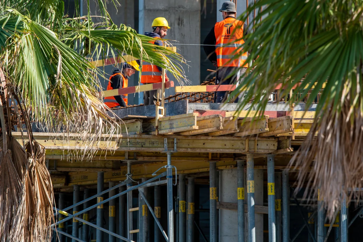 Ouvriers sur un chantier d'immeuble en construction