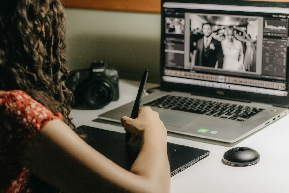 Graphiste travaillant sur une tablette graphique